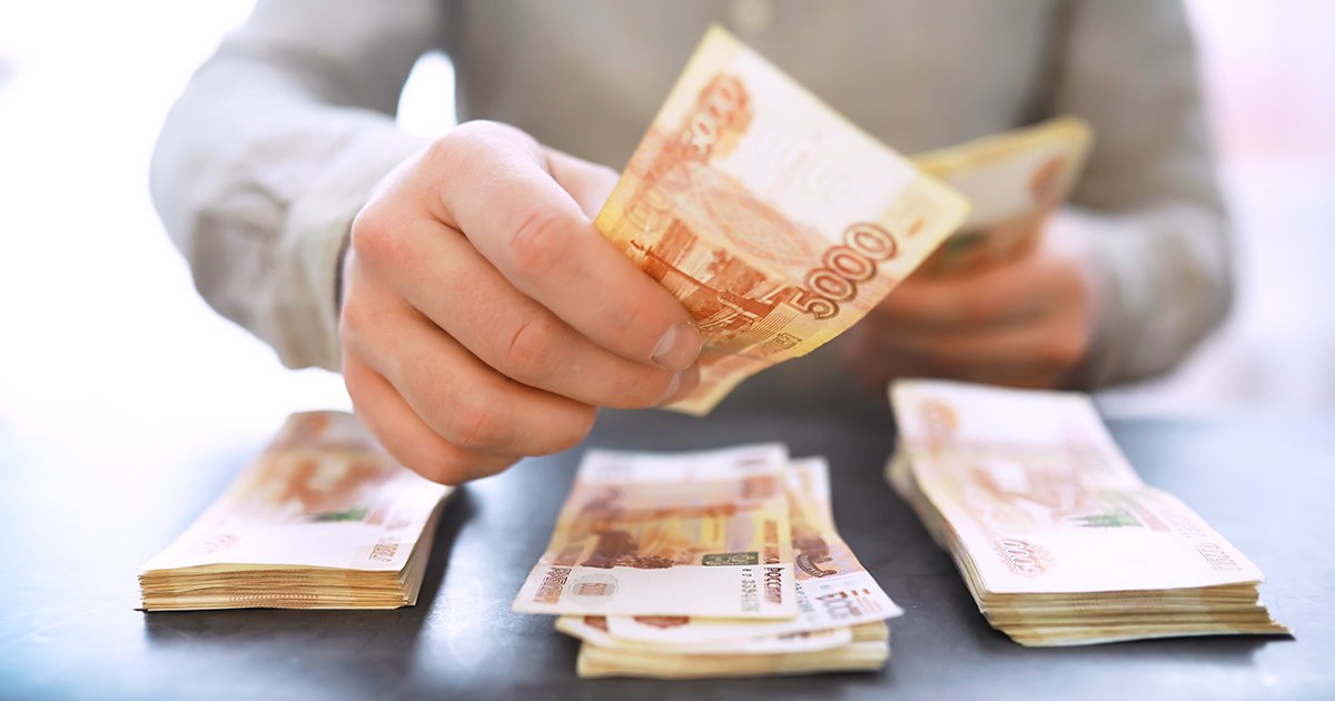 Человек считает деньги
